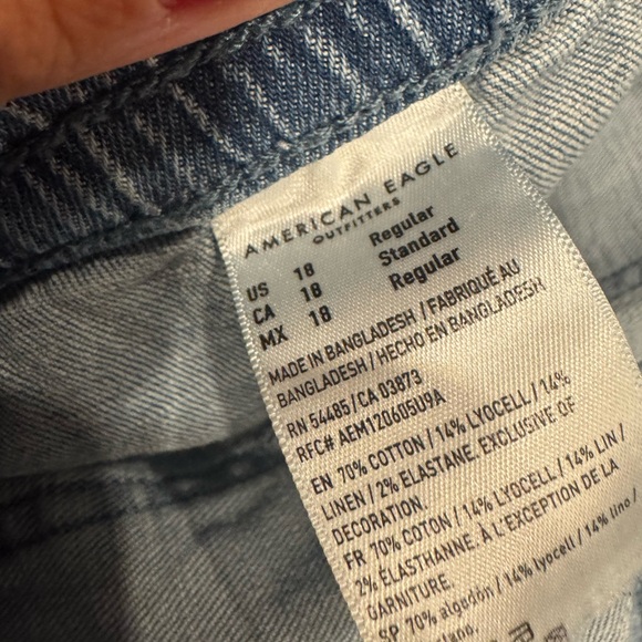 American Eagle Outfitters  Light Blue Relaxed Jeans - Picture 3 of 4